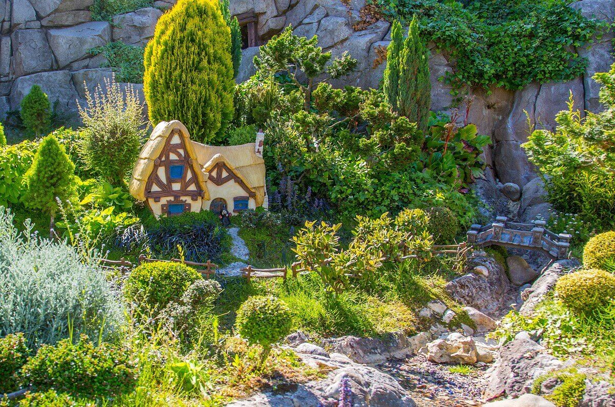 The cottage of the seven dwarfs Surrounded by lots of green, the idyllic little house of the seven dwarfs is located at the fairytale boat ride in Fantasyland