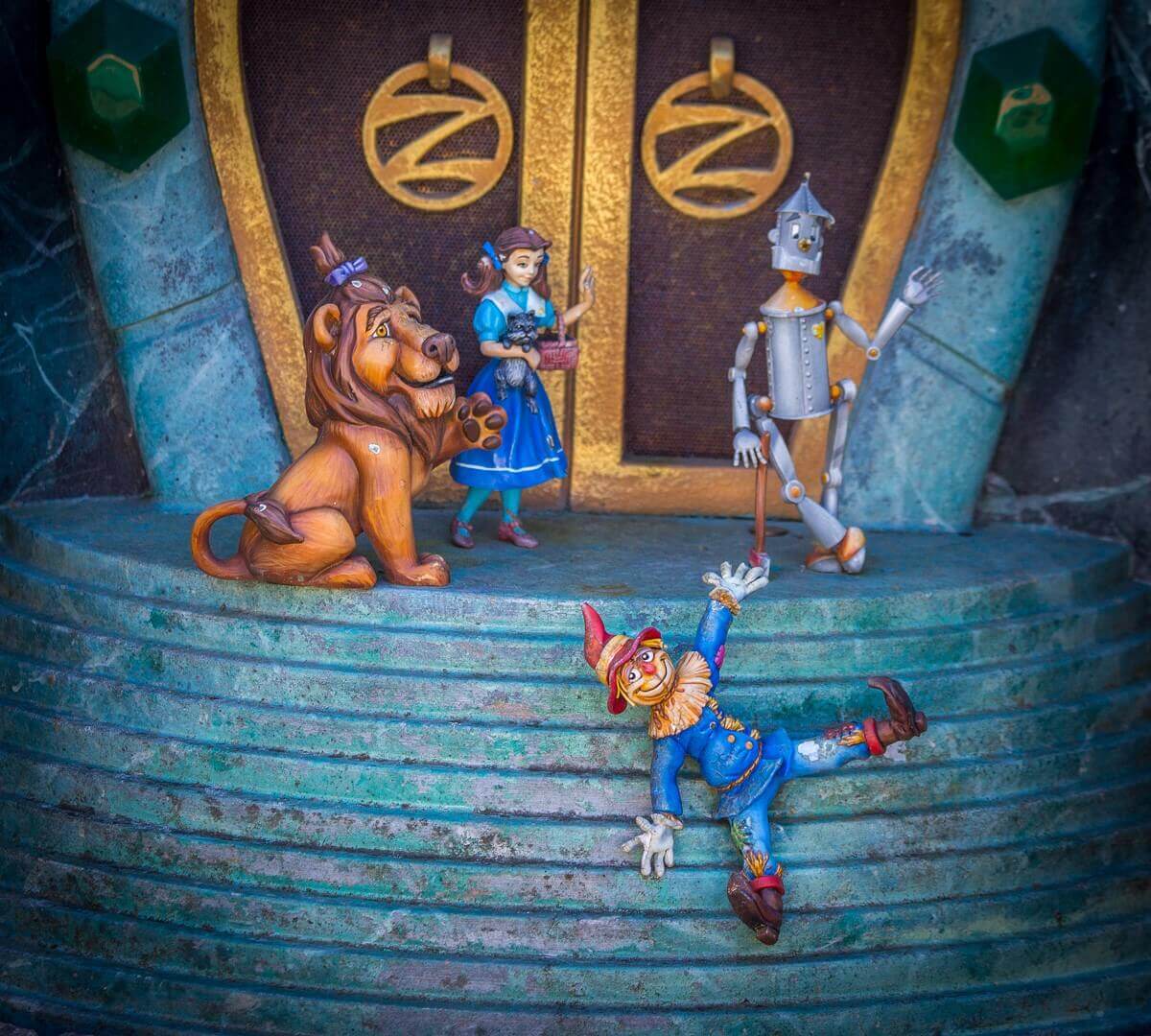 Dorothy with her friends Outside the gates of the Emerald City, Dorothy can be seen with her friends from The Wizard of Oz