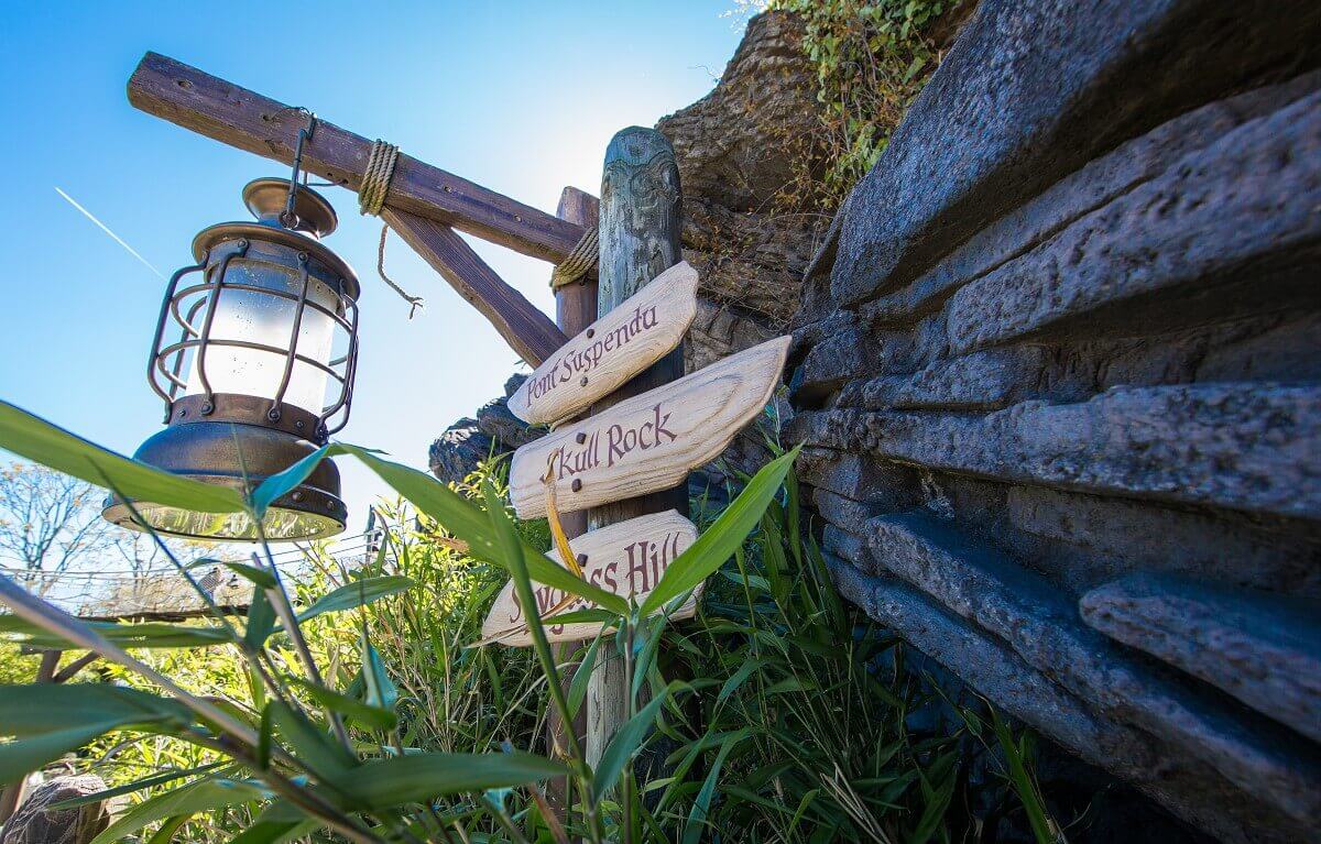 Guide Signposts to Pont Suspendu, Skull Rock and Spyglass Hill