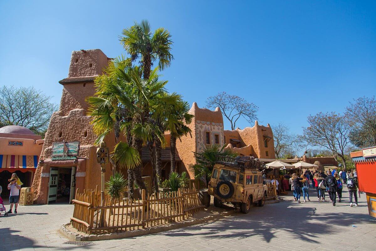 The shop La Girafe Curieuse from the outside View of the shop La Girafe Curieuse and palm trees in front of the shop