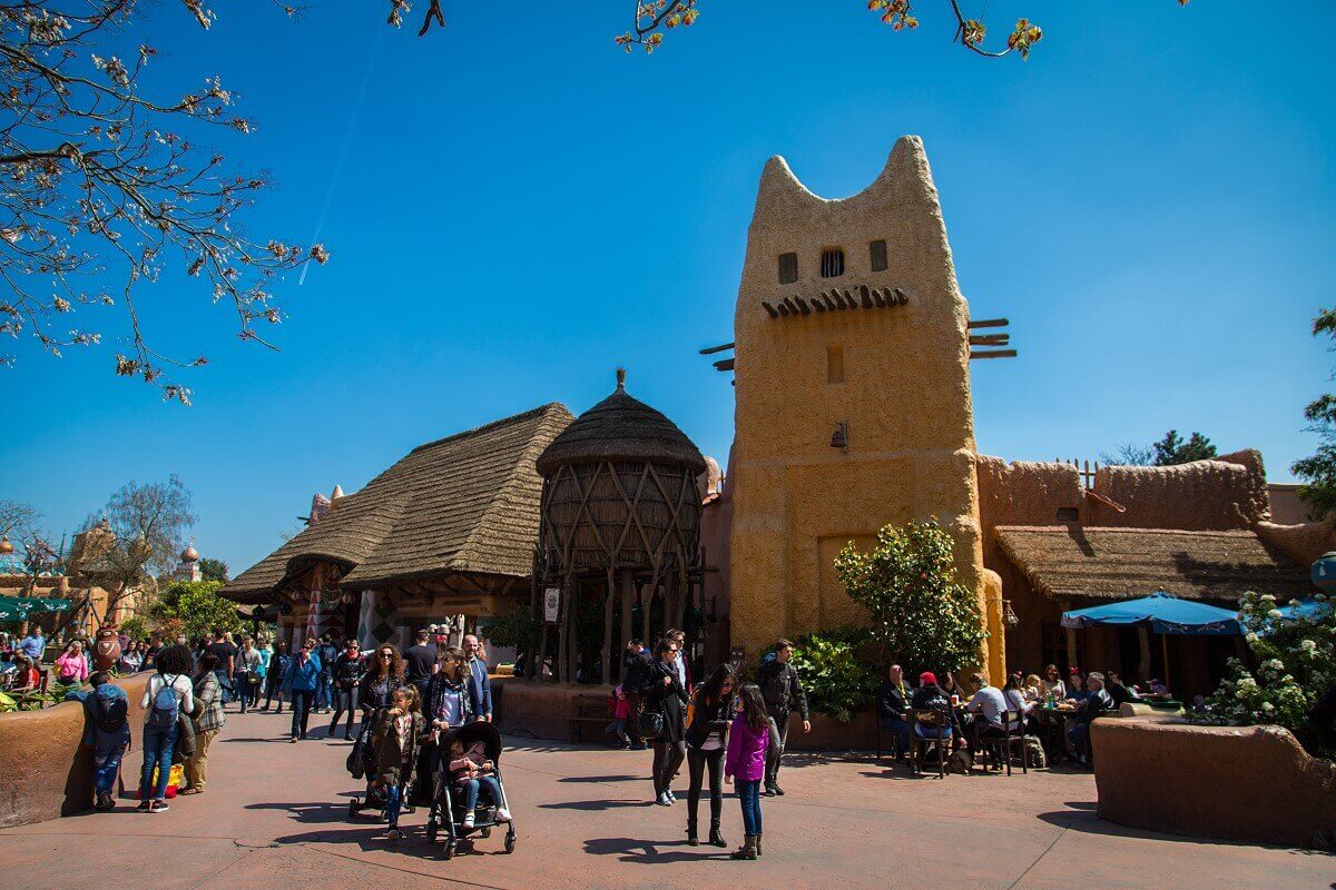 Exterior view of the restaurant Hakuna Matata Side view of the Hakuna Matata restaurant in Adventureland