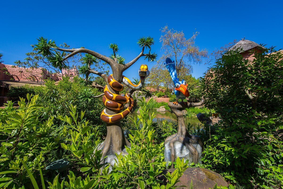 Figures of Zazu from King of the Lions and Kaa from The Jungle Book On two artificial trees you can see figures of the two Disney characters Zazu and Kaa