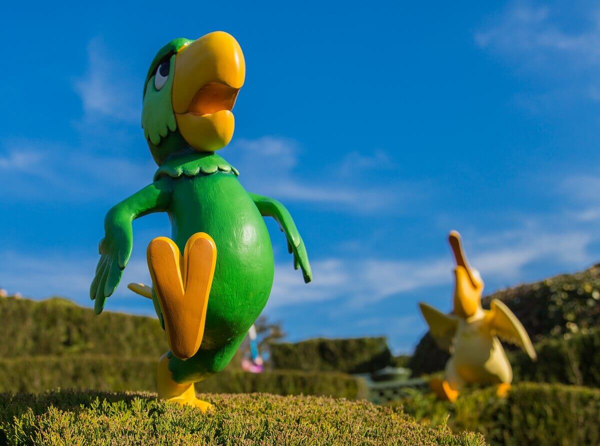 Dancing water birds two figures of dancing water birds can be seen on the hedges in the labyrinth