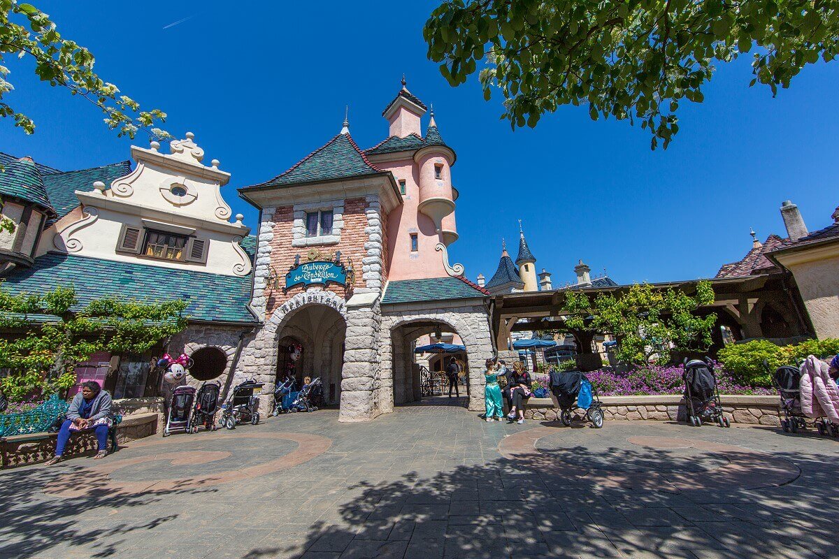 Entrance to the Auberge a small square in front of the entrance to the restaurant Auberge de Cendrillon