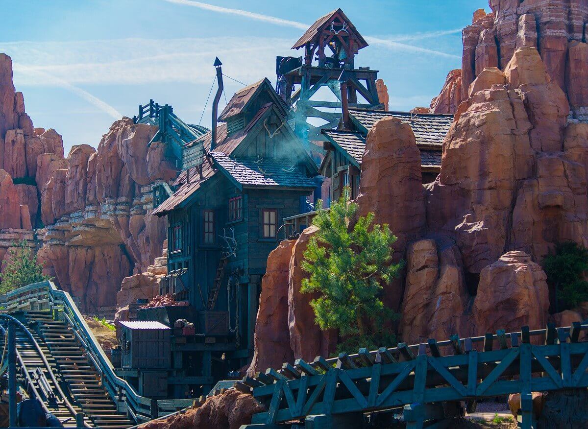Some buildings on the Big Thunder Mountain On Big Thunder Mountain in the middle of the Rivers of the Far East there is a wooden building next to the railroad track