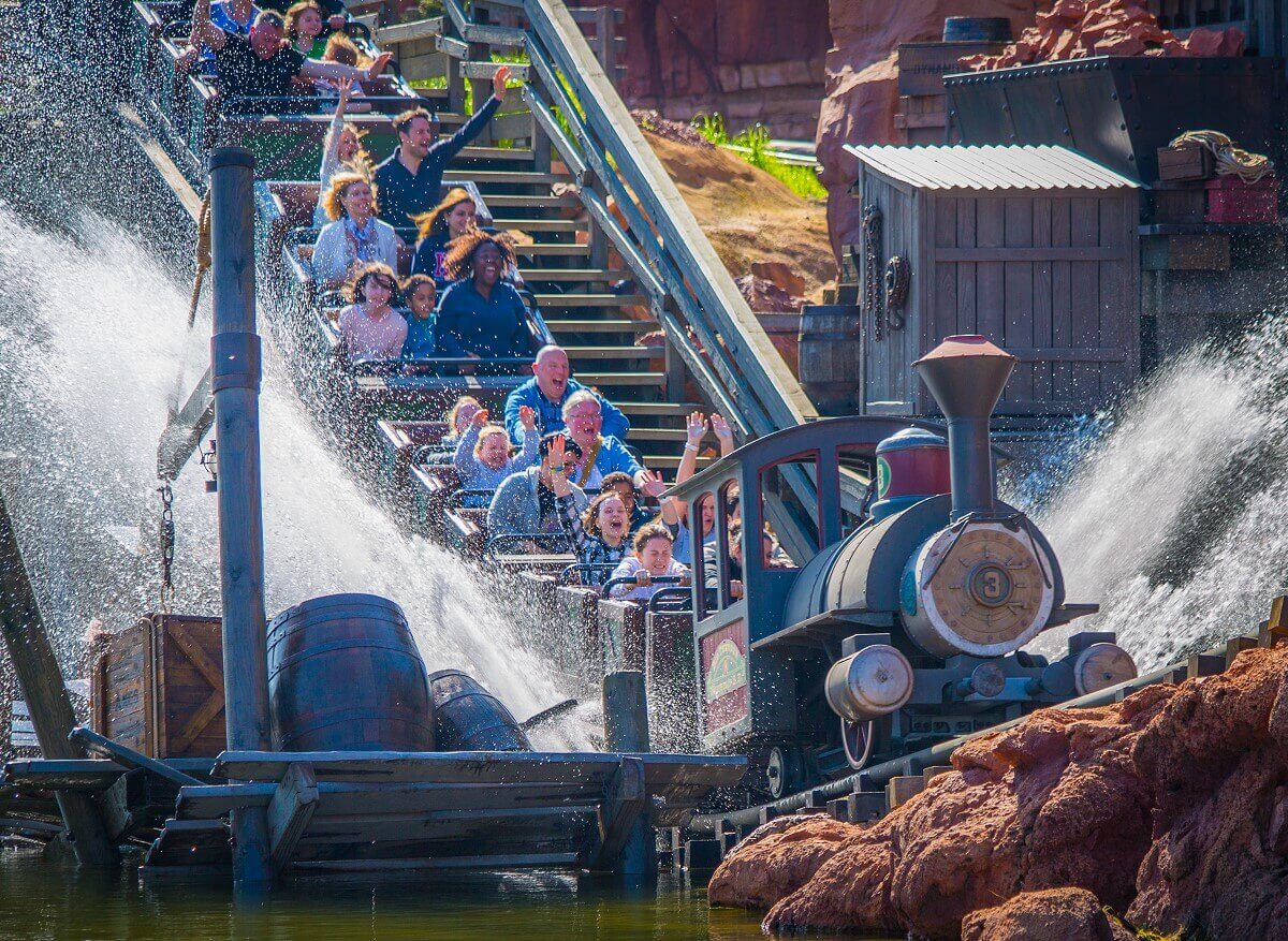 Refreshment while driving Fountains of water splash to the left and right of the train