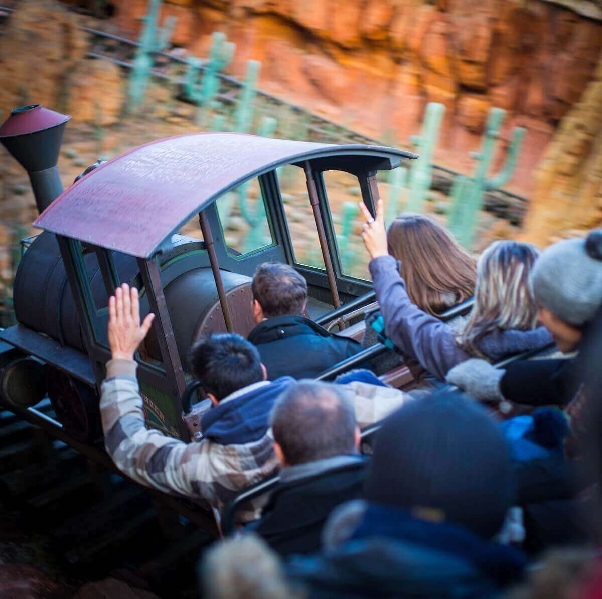 Big Thunder Mountain ride Während der Fahrt blickt man aus einem Wagen auf die Zuglok bei Big Thunder Mountain