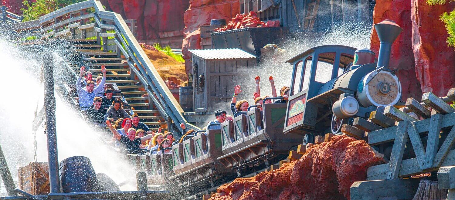 Big Thunder Mountain in Disneyland Paris Big Thunder Mountain: A train drives through the water fountain