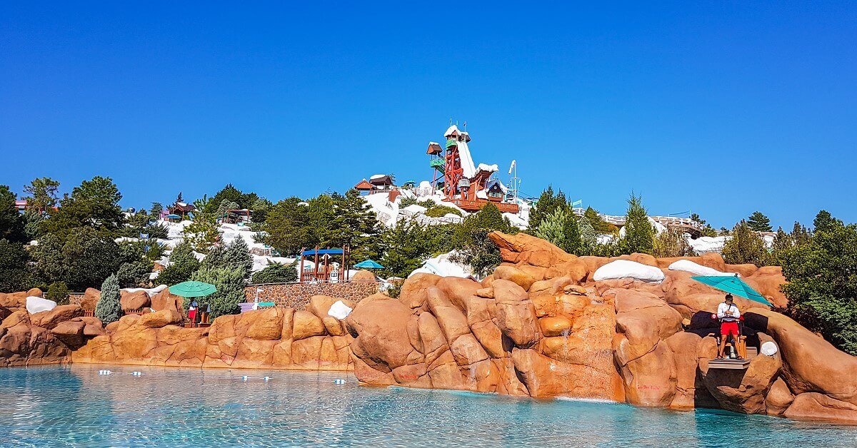 Blizzard Beach Über Blizzard Beach erhebt sich Mount Gushmore, im Vordergrund der große Pool