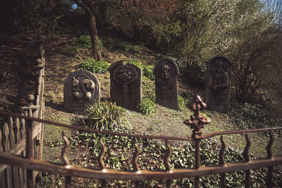 Graveyard in Frontierland In the cemetery of the Ravenswood family there are several gravestones with striking motifs