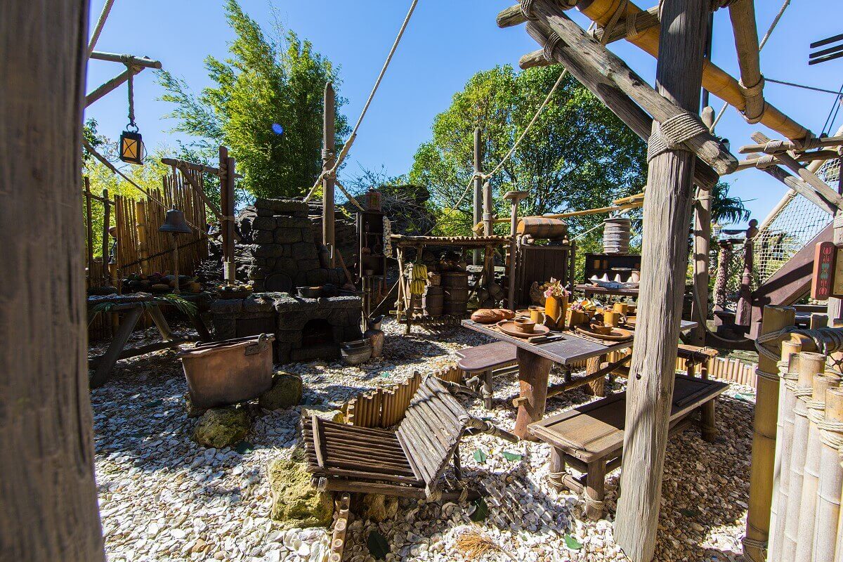 Lounge area in the tree house Living and dining area in the lower part of the tree house in Adventureland
