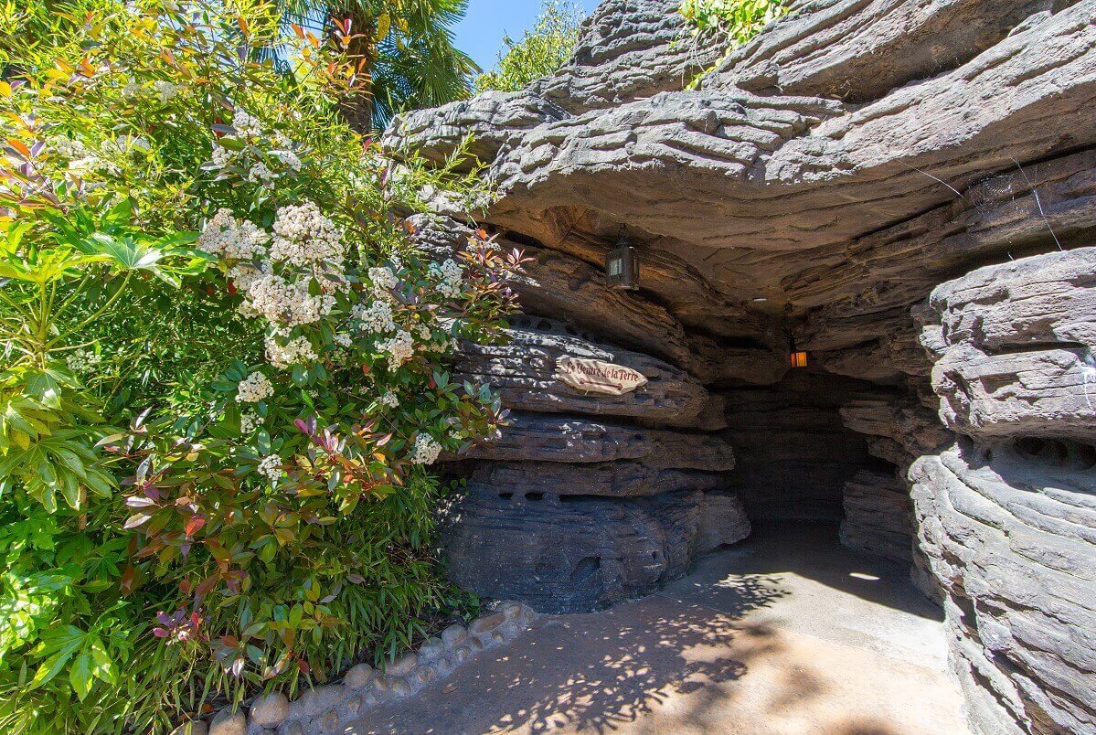 Cave under the Cabane des Robinsons Entrance to a cave under the Cabane des Robinsons