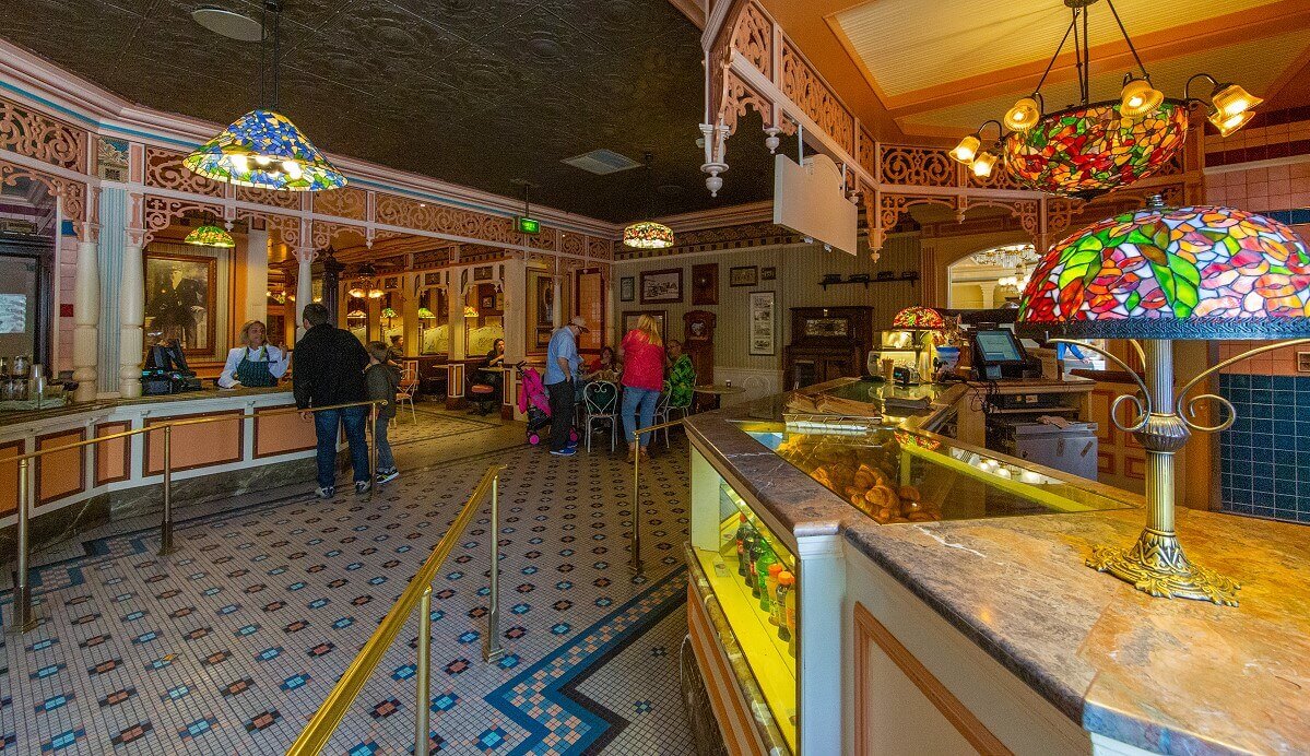 Sales area Sales area, on the right the counter of the Cookie Kitchen, on the left the counter of the Cable Car Bake Shop next to which the guest room is located.