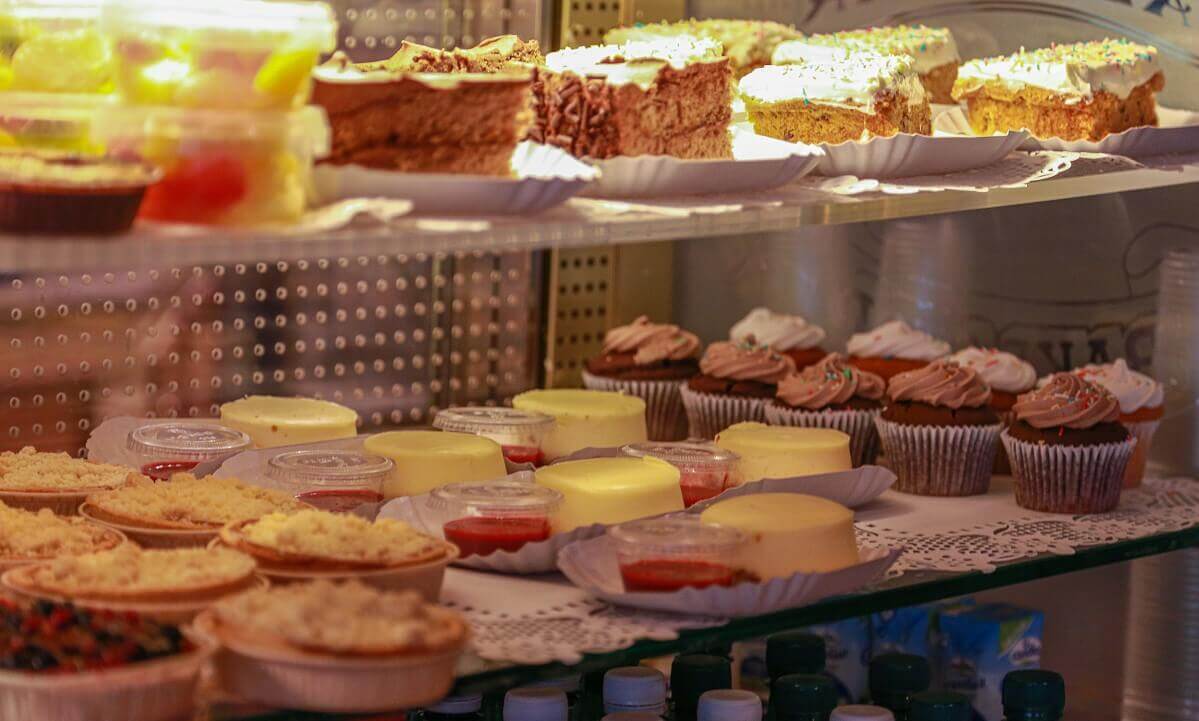 Offer small cakes & cupcakes Range of small cakes & cupcakes on display at the Cable Car Bake Shop.