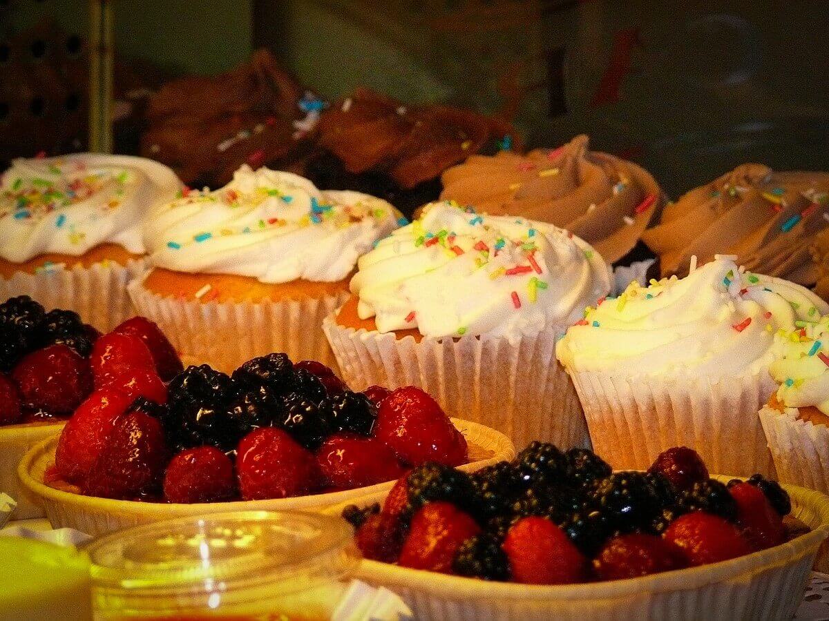 Offer small cakes & cupcakes Offer of small cakes & cupcakes: tartlets with berries, with white cream and with chocolate mousse