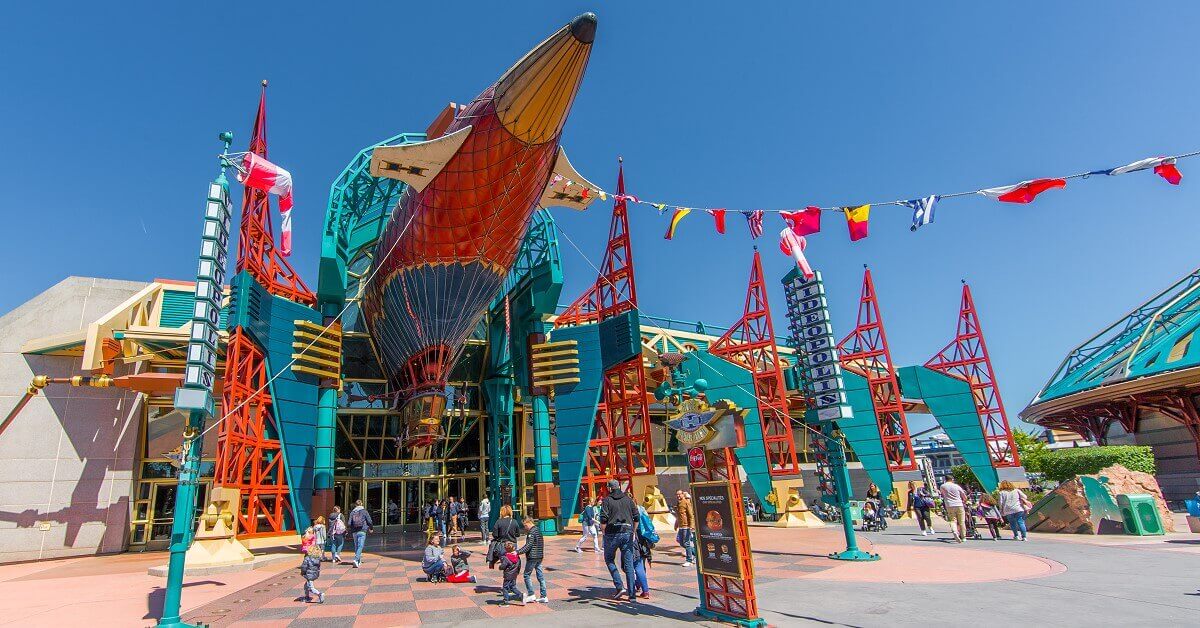 Cafe Hyperion Outside view of the Cafe Hyperion with the big airship