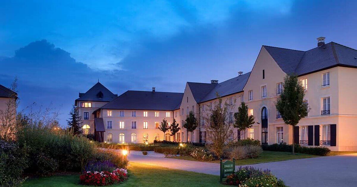 Campanile (formerly Kyriad) at Val de France / Disneyland Paris Courtyard of the Campanile (formerly: Kyriad) in Disneyland Paris at night