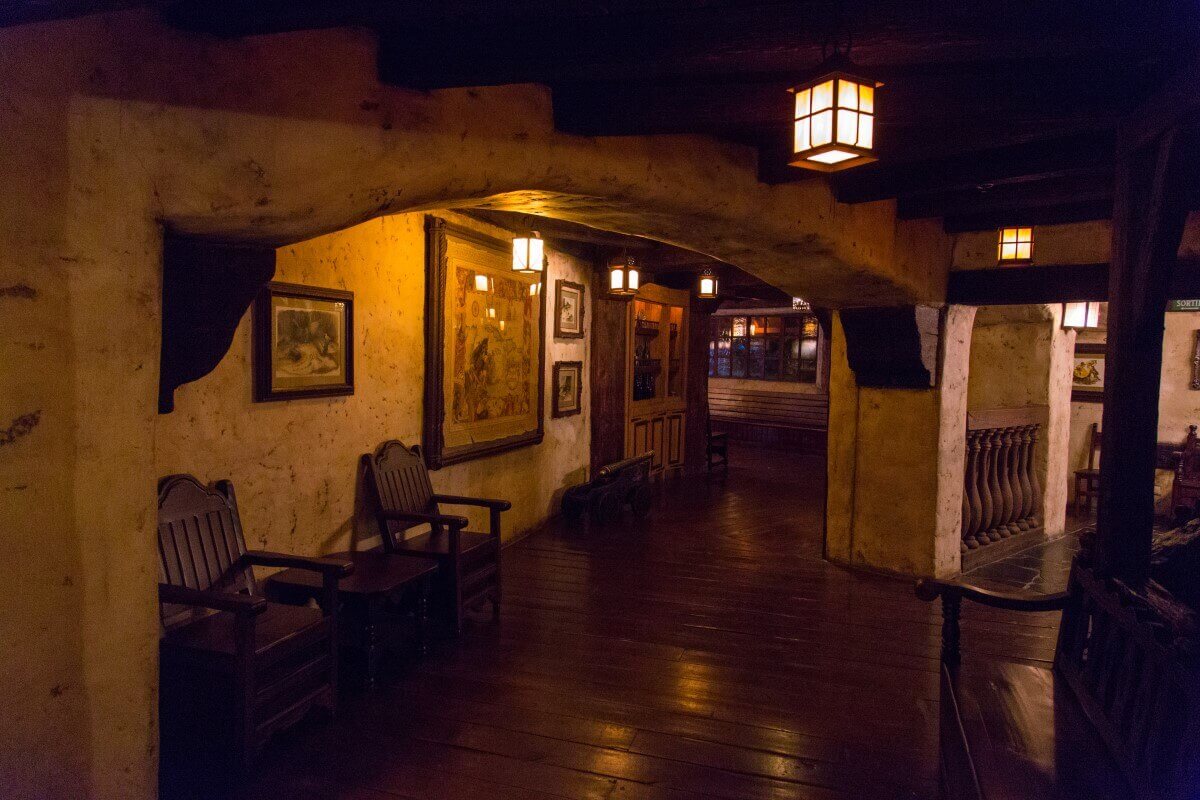 Entrance area spacious entrance area with dark wooden floor and pictures on the walls