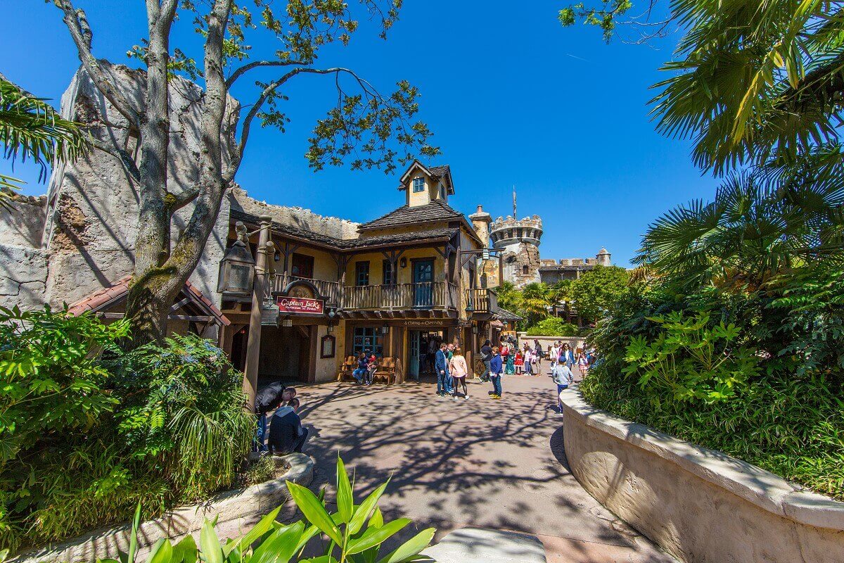 Place in front of Captain Jack's restaurant a plant-lined square in front of the entrance to Captain Jack's restaurant