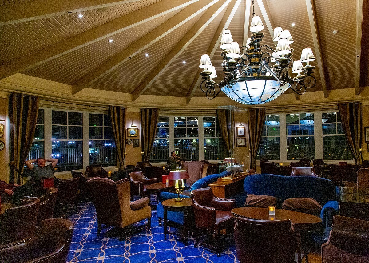 Captain Quarters Bar Under the chandelier are armchairs and benches in maritime style.