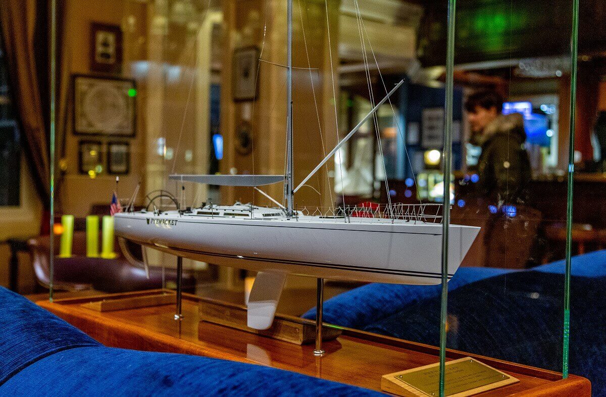 Captain Quarters Bar In a glass case of the bar you can see a model of a white yacht.
