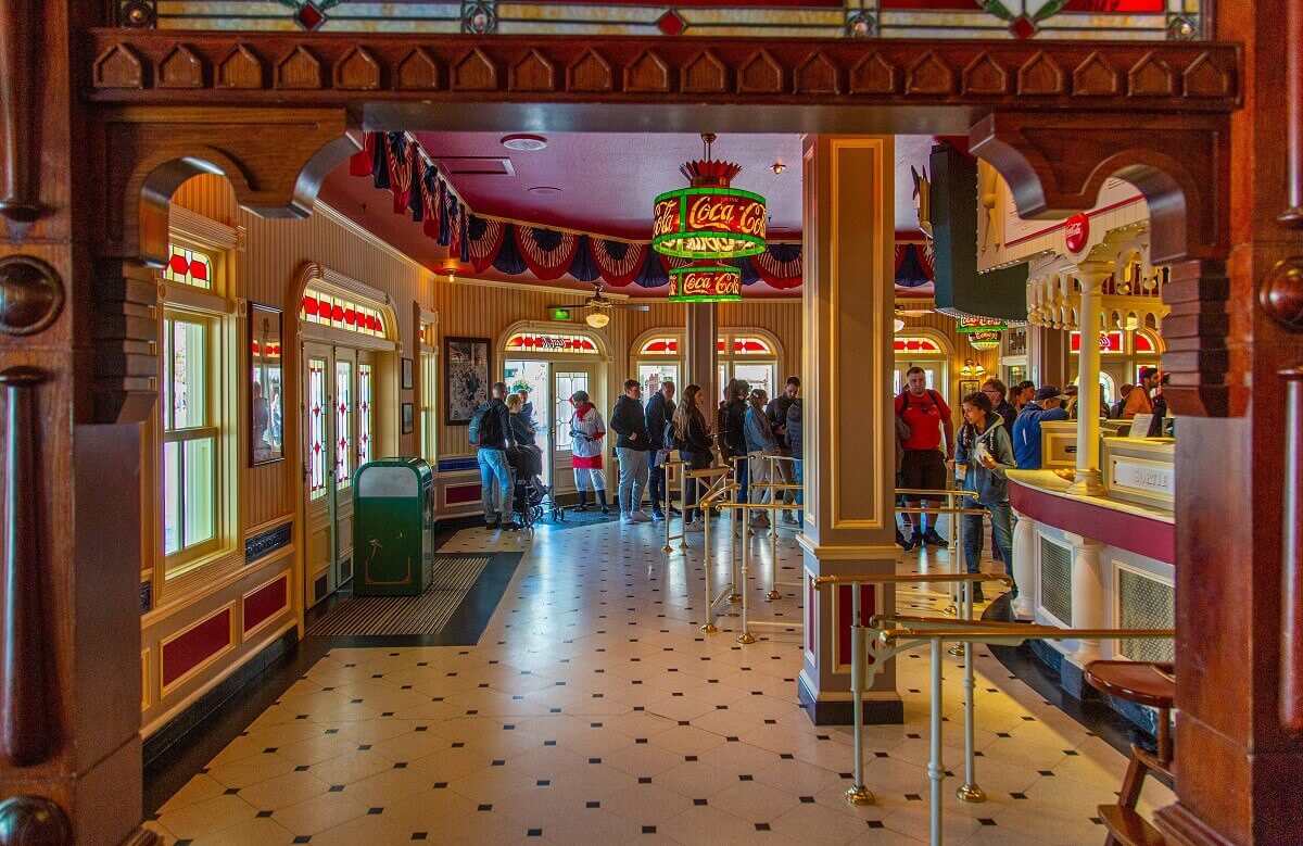 Counter space of the fast food restaurant View into the counter area of the fast food restaurant, which is decorated in red and white with Coca Cola lamps and borders in the colours of the USA.