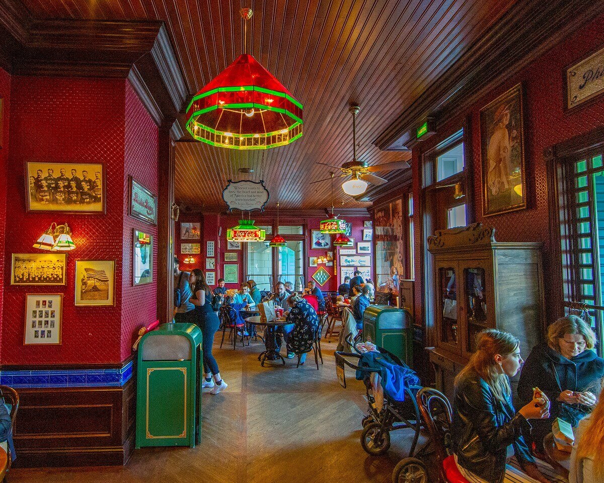 View over the whole guest room View over the whole dining room of Casey's Corner