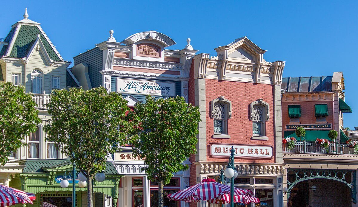 Upper floor of the restaurant from the outside Upper floor of the restaurant from the outside, according to the signs there is a shop for All-American Sporting Goods and a Music Hall.