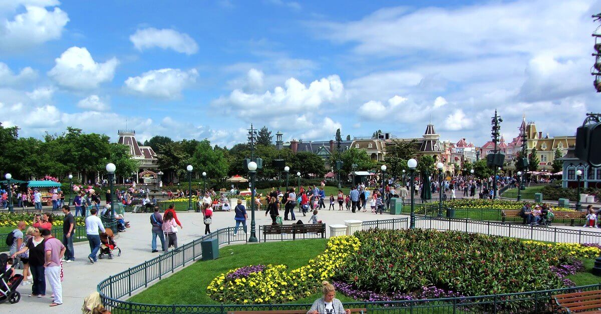 Central Plaza Overview of the Central Plaza, the central hub in Disneyland Park