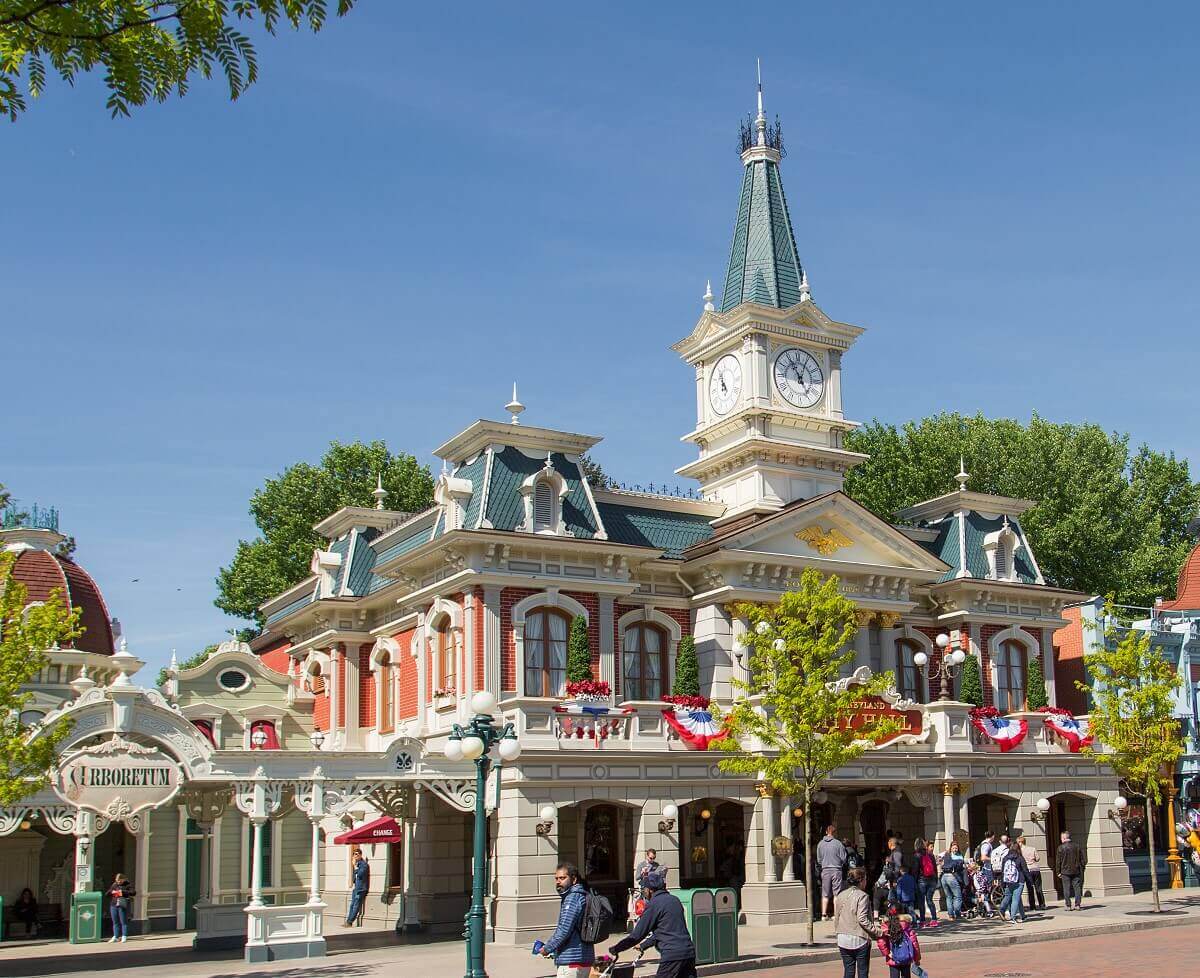 Side view of the left side of City Hall Side view of the left side of City Hall