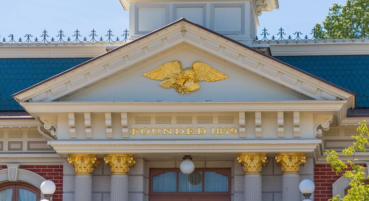 Stone canopy Stone canopy over the center of the first floor, resting on four columns with gold capitals. On it is a golden eagle with the coat of arms of the USA as well as a golden writing which gives the year of construction.