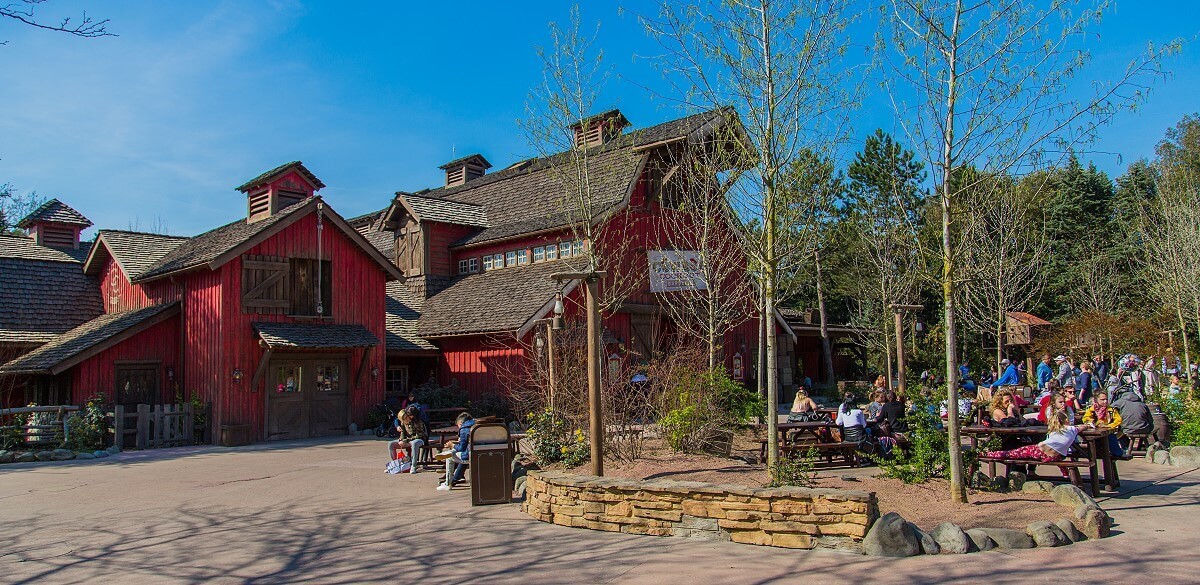 Full view of the Cowboy Cookout Barbecue View on the large square with seating area in front of the barn of the Cowboy Cookout Barbecue in Frontierland