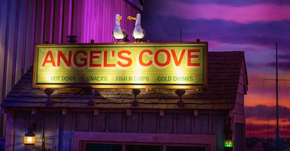 Crush's Coaster Dark Ride & Rollercoaster Angel's Cove booth with seagulls in the queue for Crush's Coaster