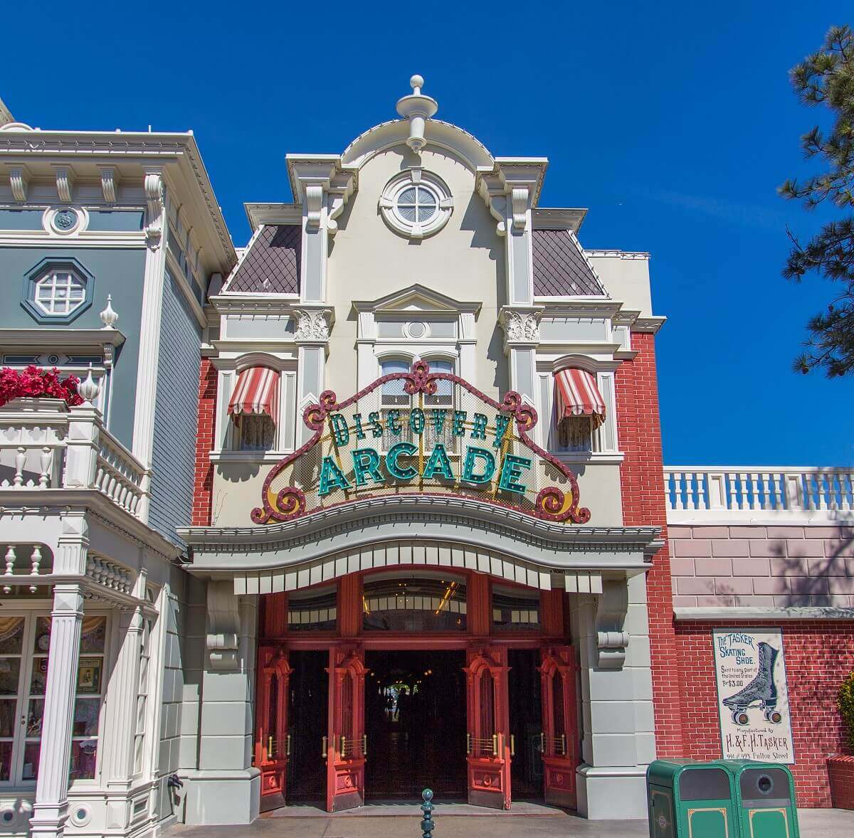 Entrance of the Discovery Arcade Entrance of the Discovery Arcade