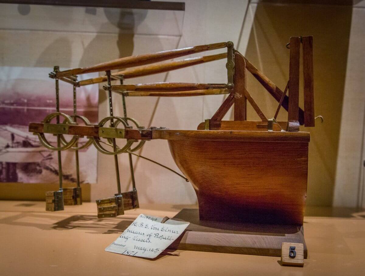 Model of the stern of a propeller-driven ship Model of the stern of a propeller-driven ship