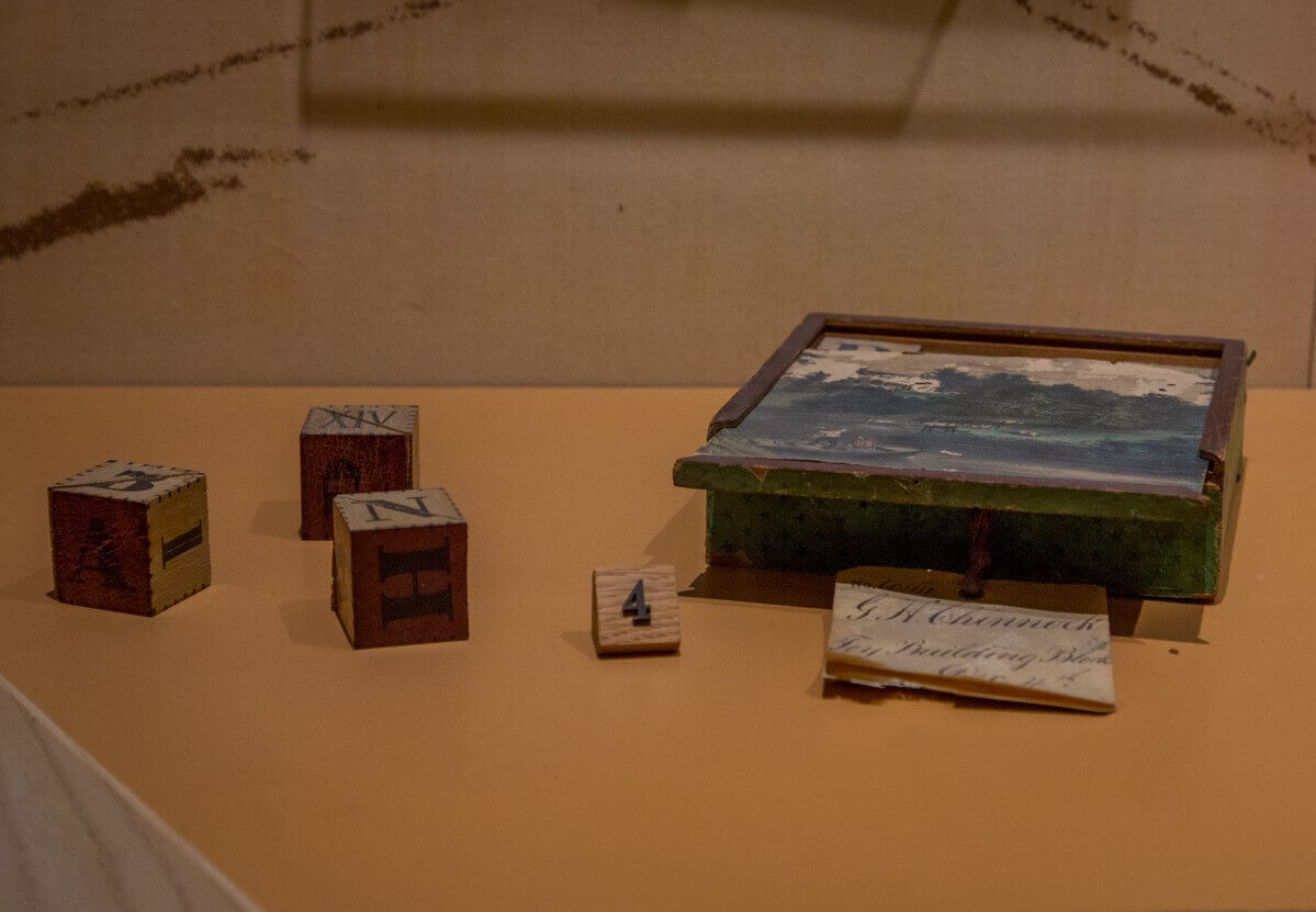 Antique dice game Antique dice game