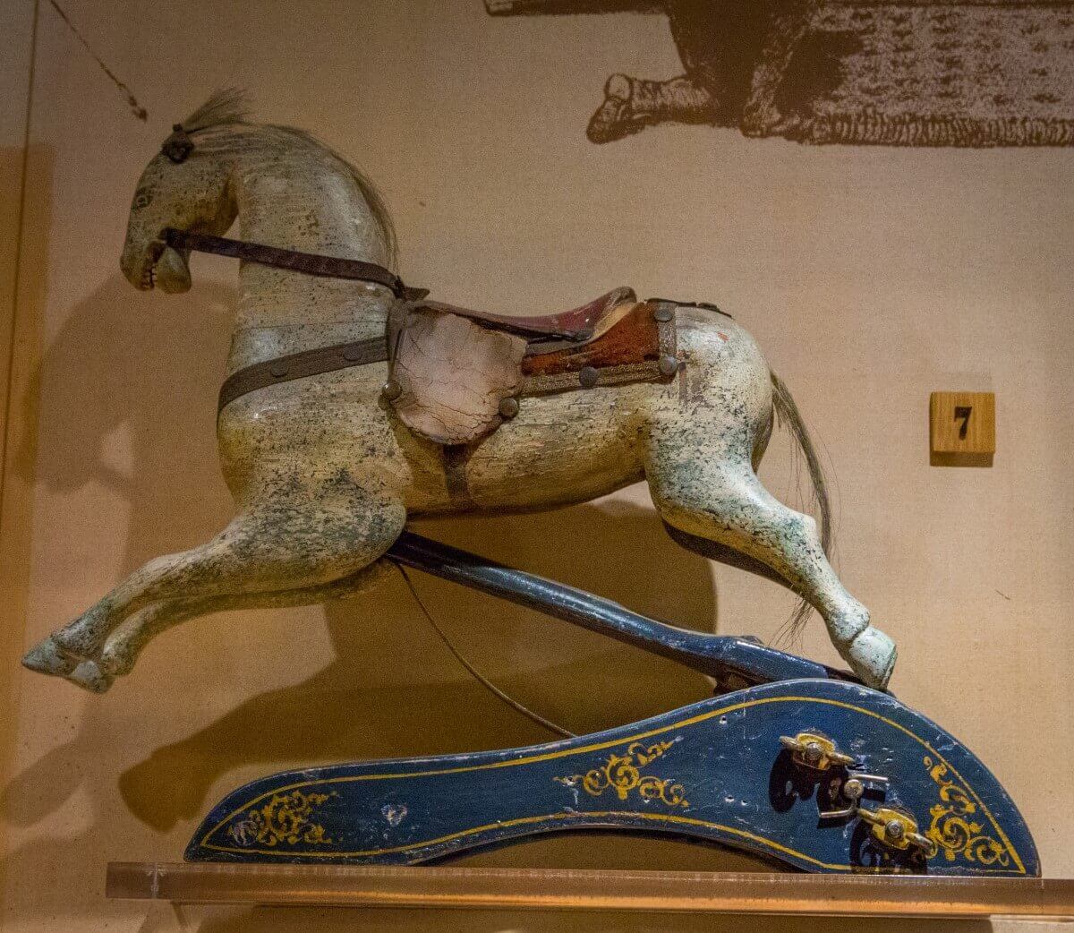 Patent model of a rocking horse Patent model of an electrically driven rocking horse