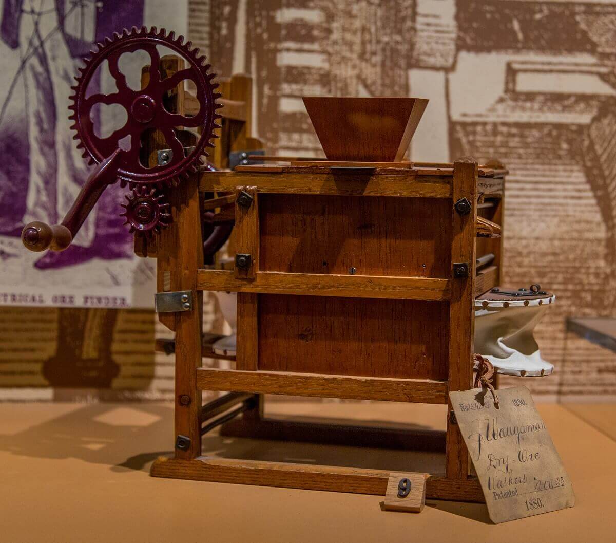 Model of a crank-operated washer-dryer Model of a crank-operated washer-dryer from 1880