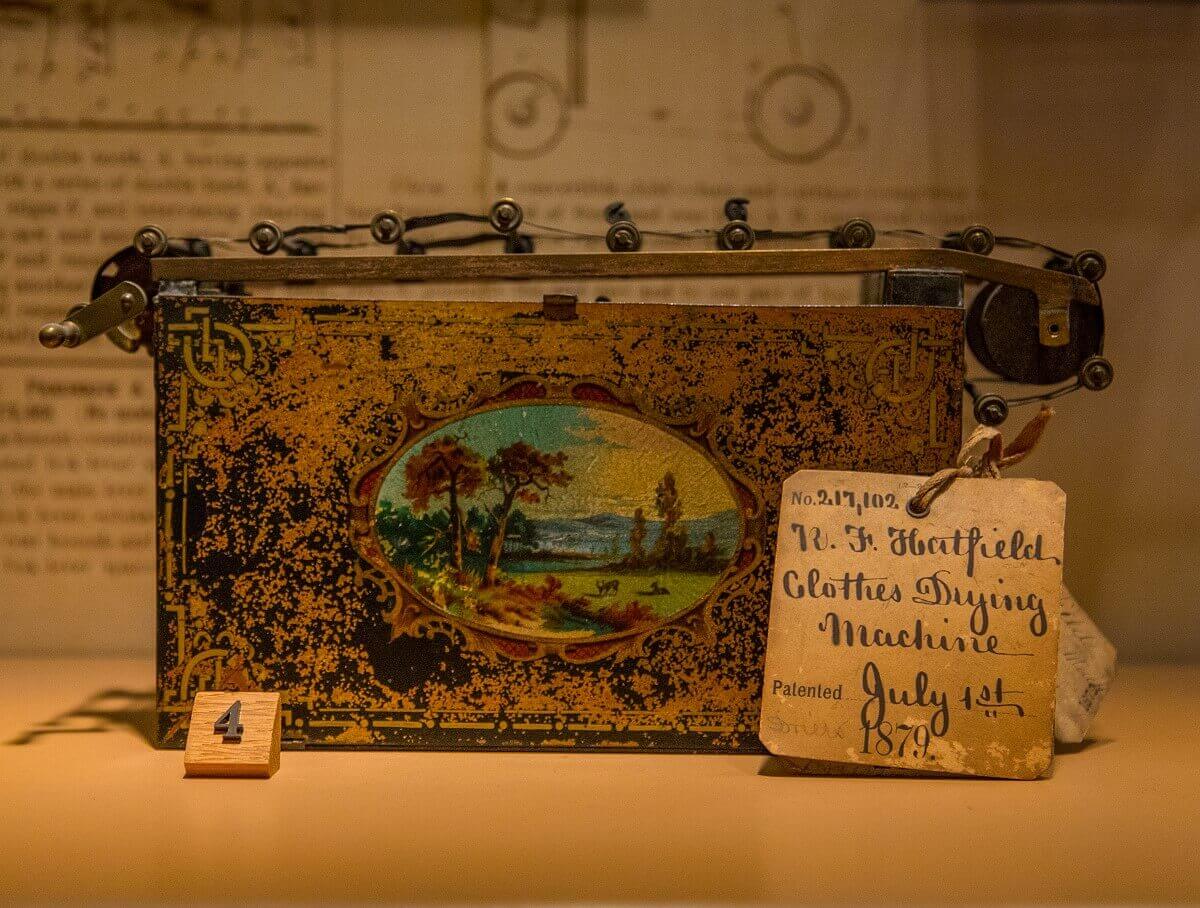 Model of a tumble dryer Model of a tumble dryer for which a patent was filed in 1879