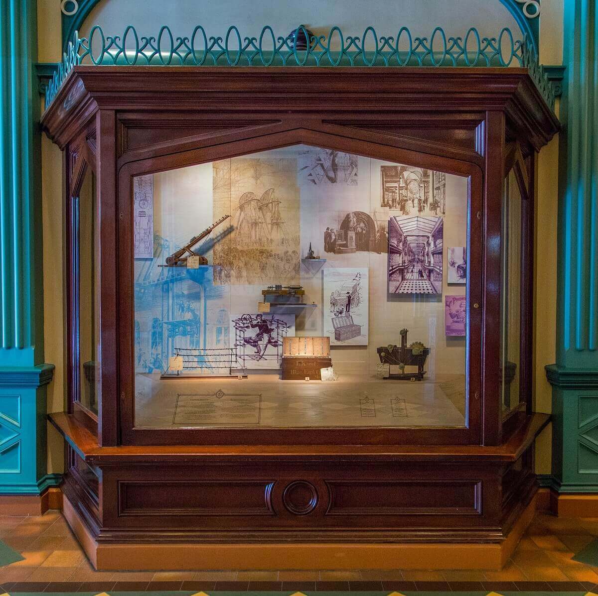 Showcase with patent models Showcase with patent models from the field of safety technology, among others