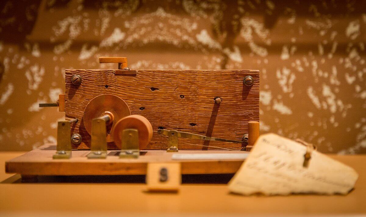 Patent model made of wood Patent model made of wood with several rollers