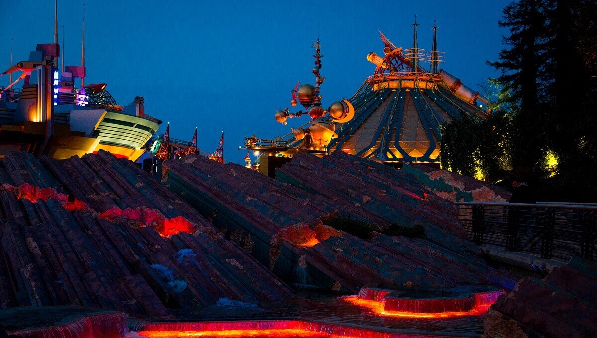 Nightly impressions of the Discoveryland View of illuminated rock fragments next to the entrance to Discoveryland