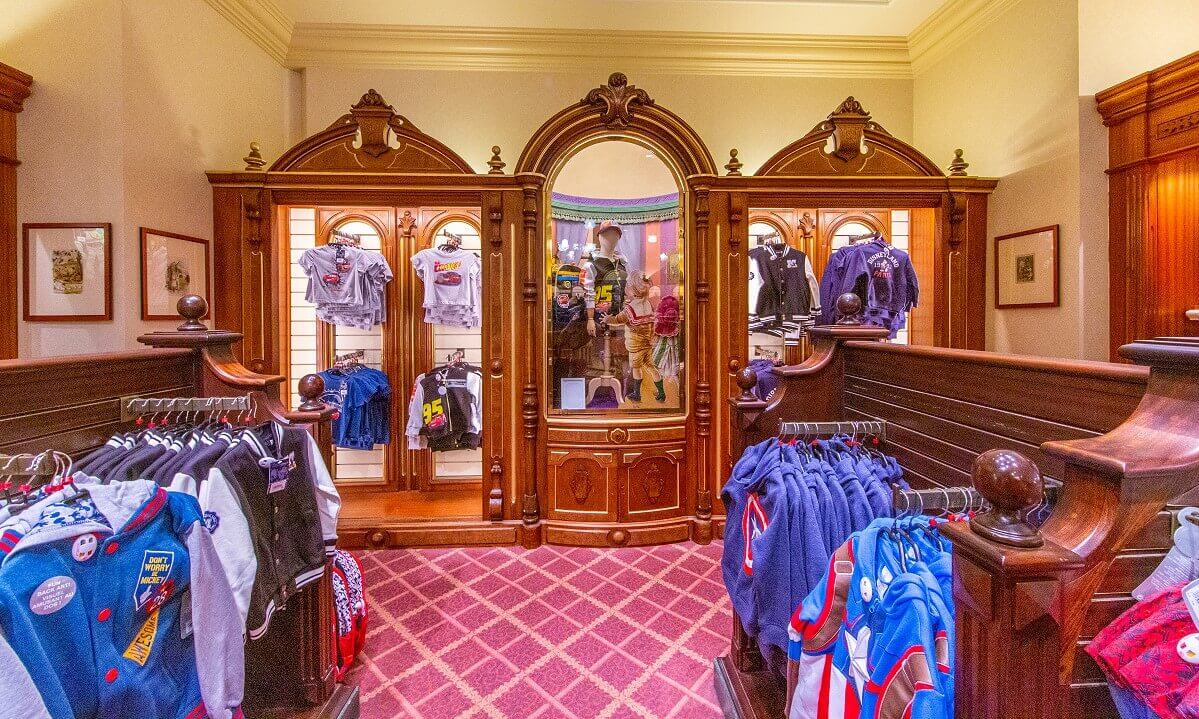 Imposing showcase cabinet Imposing, brown showcase cabinet in which clothing for children is offered