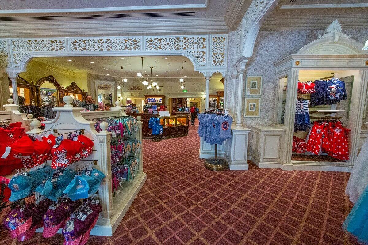 View into the shop View into the shop, which is kept in light colours. The individual rooms are separated by archways with many ornaments