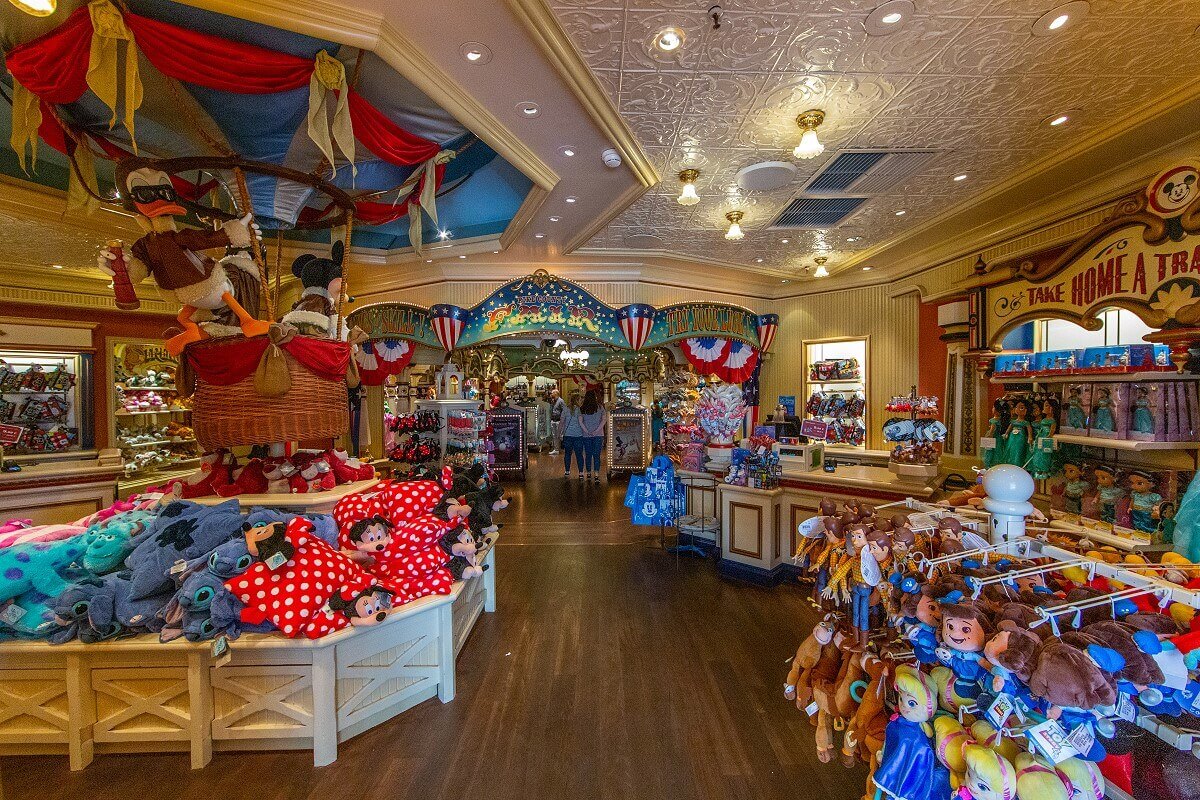 The front room of Disney & Co The front room of Disney & Co is reminiscent of a traditional fair in the USA. On the left you can see the gondola of a hot air balloon with Mickey, Minnie, Donald and Goofy