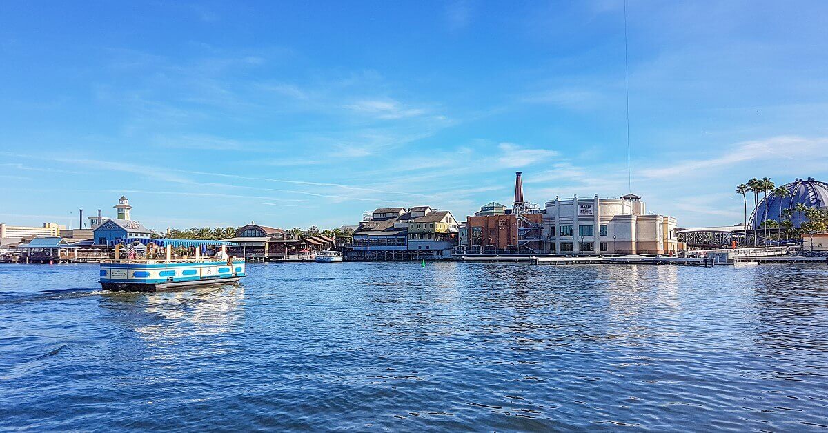 Disney Springs Disney Springs: Blick auf The Landing von der Seeseite aus