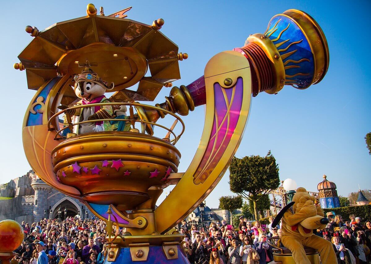 Telescope on parade float Chip and Dale operate a giant telescope that sits on top of the parade float. Pluto sits under it and slaps his paws in front of his eyes