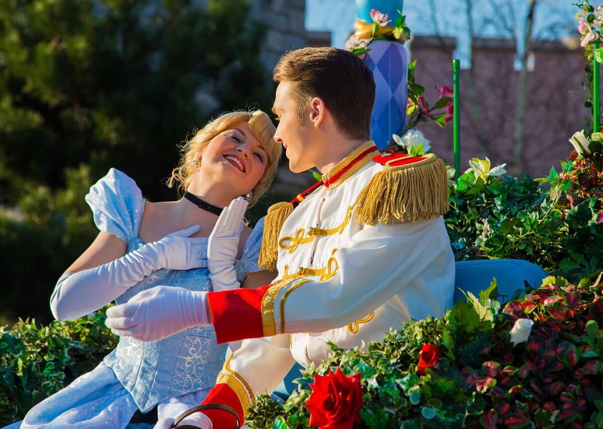 Cinderall and Prince Charming Cinderall and Prince Charming sit in their carriage and look at each other in love