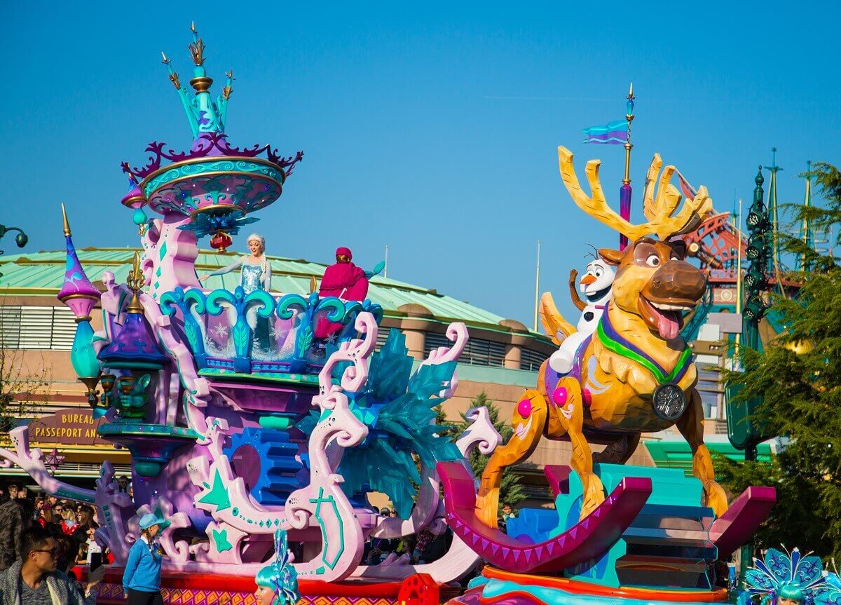 Frozen parade float The Frozen parade float at Disney Stars on Parade depicts Sven pulling a sleigh. Olaf rides on Sven, and Anna and Elsa stand on the sleigh.