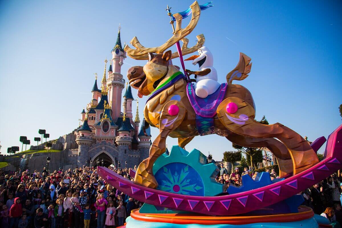 Olaf and Sven in front of the castle Sven in the form of a huge rocking horse on which Olaf rides